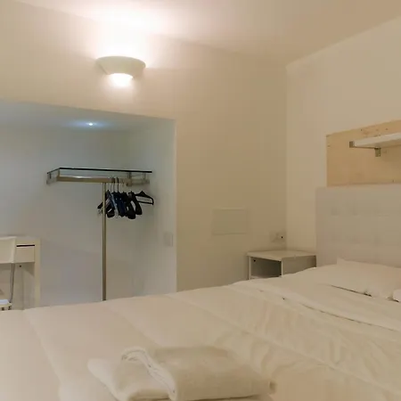 Bed & Breakfast White